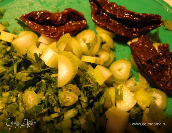 В это время натереть на мелкой терке морковь, мелко порезать лук, положить морковку с луком в сковороду, посыпать щепоткой сахара. Обжарить на масле до прозрачности лука. 
Зелень порезать.