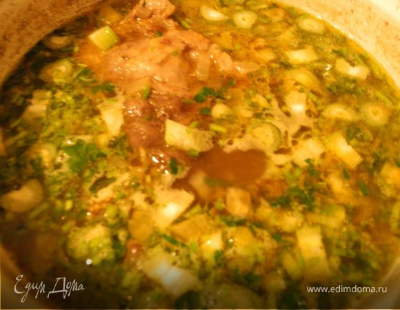 Очистить картофель и порезать кубиками. Посолить суп, добавить картофель, варить 10 мин. 
Добавить морковку с луком и помидоры и варить еще 10 мин. Добавить зелень и оставить на несколько минут на медленном огне. Суп готов.