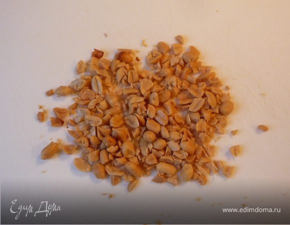 С куриных ножек снять кожу, промыть, высушить бумажным полотенцем. Посолить. Арахис порубить. Я не солила, т.к. использовала уже соленые орешки.