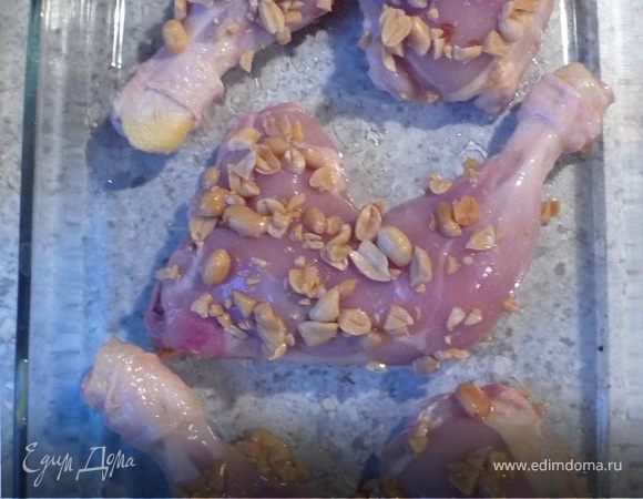 Курицу обмазать яйцом, затем обвалять в рубленых орешках.