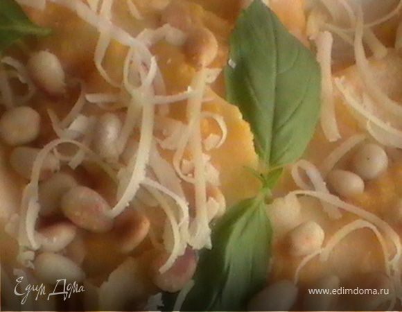 Тыкву сбрызнуть оливковым маслом, завернуть в фольгу и запечь до готовности.
Пока запекается тыква, приготовим пасту. На рабочую поверхность горкой насыпать просеянную муку. Сделать углубление. Смешать в отдельной посуде яйца и масло, добавить в углубление. Вилкой подсыпайте края горки к центру. Тесто хорошо вымесить, оно должно быть эластичным. Затем раскатать тольщиной 1,5 мм, нарезать широкой лапшой - папарделле.
Готовую тыкву превратить в пюре с помощью блендера.
Отварить пасту в течение 2 минут.
Лук-шалот нарезать мелким мелким кубиком, обжарить на оливковом масле, добавить тыквенное пюре и сливки. Когда соус загустеет снять с огня сковороду, добавить сыр и хорошо перемешать.
Смешать соус с пастой и сразу же подавать.
Украстить тертым пармезаном, обжаренными кедровыми орехами, листочками шалфея и базилика.