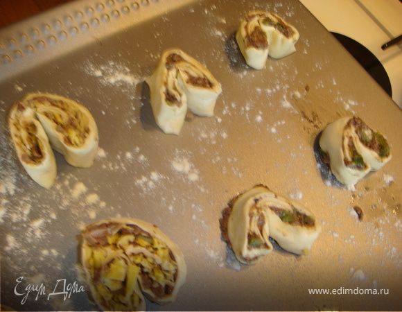 Разрезать тесто на полоски толщиной 1 см. Уложить полоски теста на противень, придав им V-образную форму. Повторить ту же процедуру с оставшимся тестом и смесью из маслин.