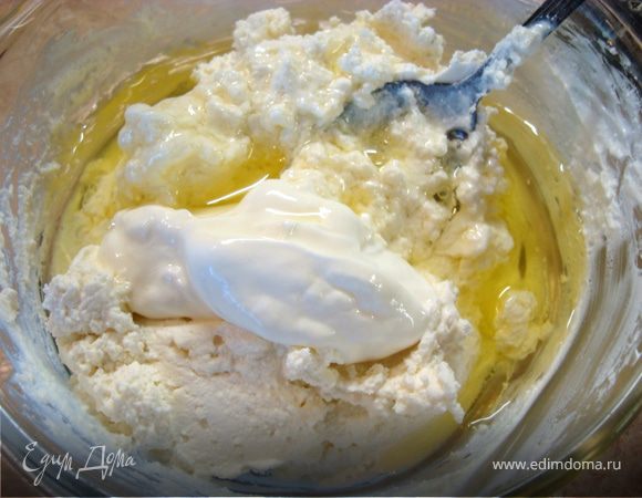 Начнем с начинки. Все ингредиенты перемешать, накрыть крышкой и дать постоять, чтобы манка набухла. 