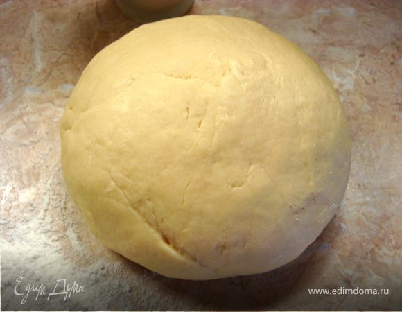 Тесто: 1 вариант – яйца смешать с размягченным сливочным маслом (не растопленным), добавить сметану, сахар и все хорошо перемешать. Затем кладем соду и муку. Вымесить тесто.