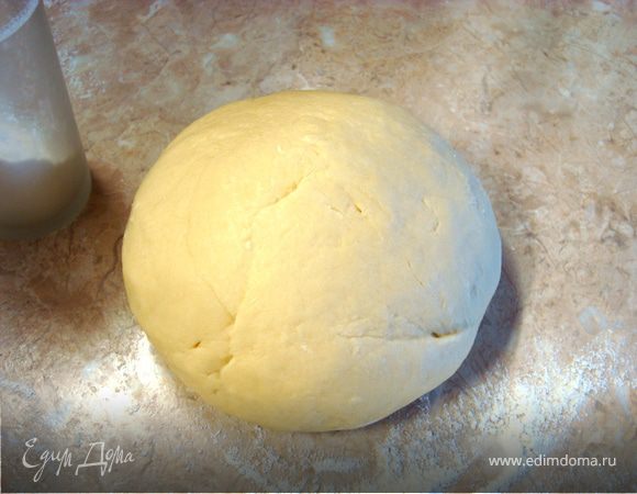            2 вариант – смешать размягченное сливочное масло (не растопленное) со сметаной и сахаром. Добавить соду и муку. Вымесить тесто.