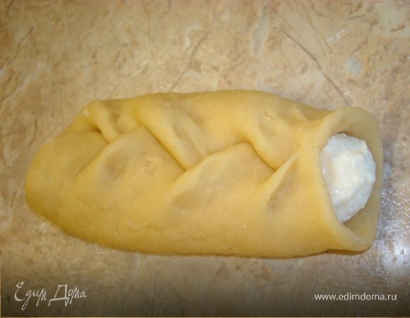 Тут, конечно, «Остапа понесло» и я сделала сочни разной формы… Одни я полностью сделала закрытыми, потому что из детских воспоминаний сочни должны быть именно такими… А этот я сделала «косичкой», потому что только на днях я научилась так «заплетать» тесто и мне очень захотелось попробовать… Попытка удалась и один я сделала открытым…