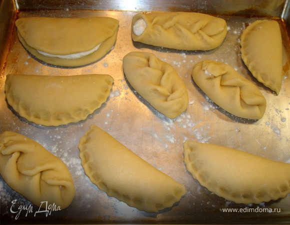 Так что вот такие у меня разнообразные сегодня сочни… Кстати, противень смажьте маслом и присыпьте манкой, чтобы сочни не прилипли… 