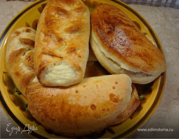 Затем ставим их выпекать в заранее разогретую до 220 градусов духовку минут на 15... Сочни, тесто которых я делала по первому варианту, я потом смазала желтком, взбитым с молоком. Вот результат…. Видите какие они получились яркие и блестящие…