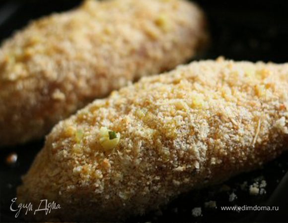 Разогреть духовку до 180C. В миске смешать куриный бульон, растопленное сливочное масло и чеснок. Отложить в сторону. В другой миске смешать панировочные сухари, пармезан и паприку. Куриную грудку обернуть в полиэтиленовую пленку и отбить с двух сторон до сантиметровой толщины. Посыпьте с обеих сторон солью, перцем и орегано. На каждую грудку выложите ломтик ветчины, сверху кусочек сыра и плотно заверните в рулет, скрепив зубочистками. Обмакните каждую котлетку в бульон, потом обваляйте в сухарях и выложите на смазанный маслом противень швом вниз. Вылейте оставшийся бульон в форму. Выпекать в разогретой духовке в течение 25-30 минут или до золотистой корочки. Приятного аппетита!