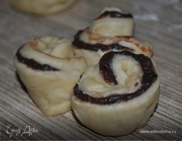 Из каждой скатать рулетик - получается вот такая розочка.