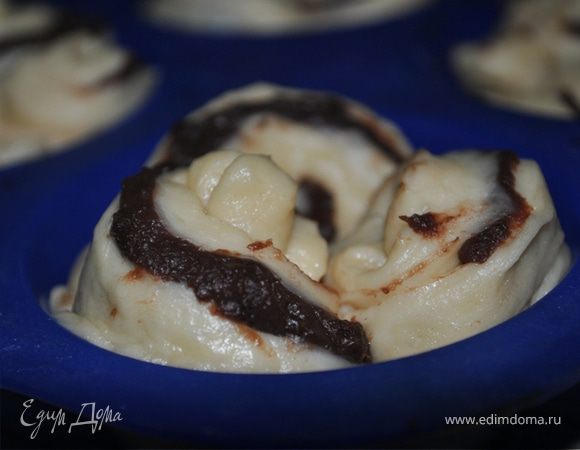 Подготовленные розочки положить в формы для маффинов и оставить расстояться на 20 минут.