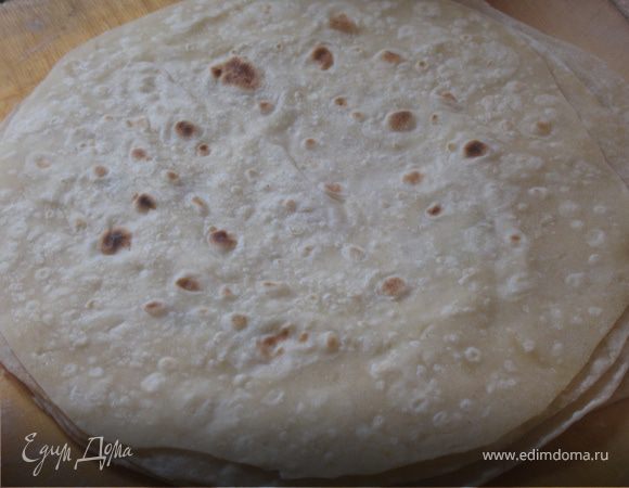 Затем замесите пресное тесто. Заметьте, в тесте НИКАКИХ яиц, так как от них тесто становится жёстким (хотя, многие добавляют яйца в тесто). Разделите на небольшие шарики и раскатайте на очень тонкие лепешки. Выпекать на раскаленной сухой сковороде до румяной корочки.