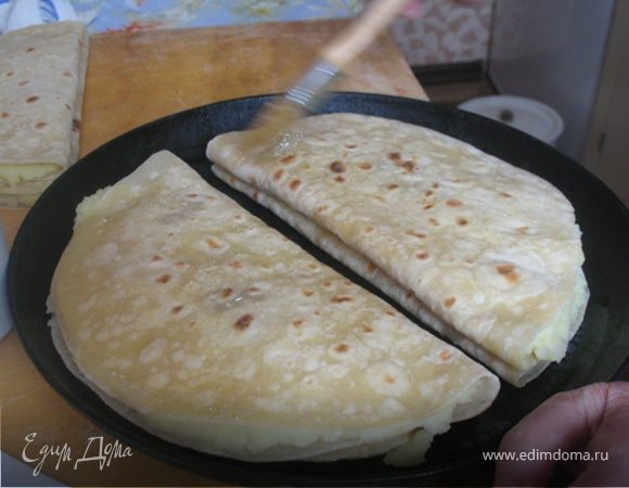 Поверхность кыстыбый смазать растопленным маслом. 