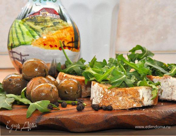 Приготовим кростини. Крости́ни (итал. crostini) — маленькие кусочки поджаренного хлеба, популярная итальянская закуска. Они могут быть представлены в различных вариантах с любыми продуктами. Подавать их можно как с теплыми, так и с холодными напитками. Рецептов приготовления кростини существует огромное множество, ведь использовать в качестве добавки можно самые разные ингредиенты: овощи, морепродукты, мясо, рыбу, сыр, соусы и даже фрукты. Но главное для кростини — чтобы ломтик поджаренного хлеба оставался хрустящим, несмотря на сочные добавки. Поэтому сборкой следует заниматься непосредственно перед подачей к столу.