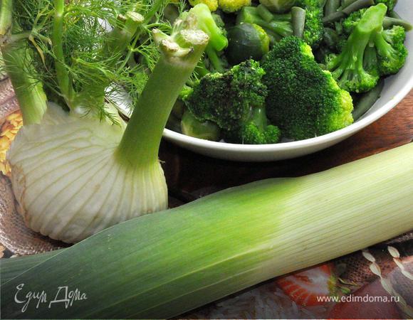 Теперь приготовим зеленый суп-пюре. Для этого возьмем только зеленые овощи. Можно взять как свежие, так и мороженые овощи. Брокколи, брюссельская капуста, зеленая фасоль, фенхель, парей и шпинат – вот основа нашего весеннего супа! Капусту, фасоль и фенхель бланшируем 3-4 минуты в кипящей воде. Откинем на дуршлаг и ополоснем холодной водой. Теперь нарежем овощи на более мелкие куски, также нашинкуем кольцами парей и подготовим шпинат. 