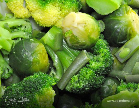 В кастрюле с толстым дном разогреем оливковое масло (4-6 столовых ложек), добавим в него сухие специи и через минуту выложим в кастрюлю овощи. Обжарим, постоянно помешивая минут 5, после чего зальем кипятком, чтобы полностью покрыть нашу овощную смесь. Накроем крышкой и варим на среднем огне минут 15. Теперь снимаем кастрюлю с огня, даем чуток остыть и пробиваем суп погружным блендером в пюре. Возвращаем на огонь, прогреваем суп, после чего снимаем с плиты и даем настояться минут 10-15.