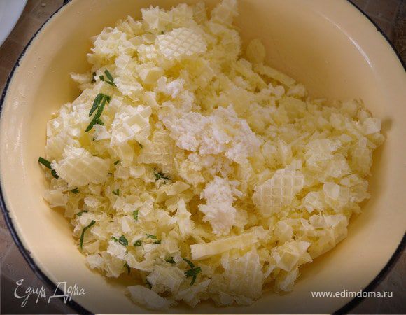 2. Творог размешать с сахаром. Покрошить туда вафельный лист (но не сильно мелко, а размером с кукурузные хлопья). Быстро перемешать (но не в кашу), не приминать. (Я не удержалась и вкинула пару листиков розмарина).