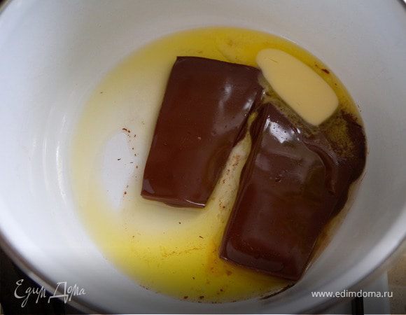 1. Растопить на водяной бане масло и шоколад.