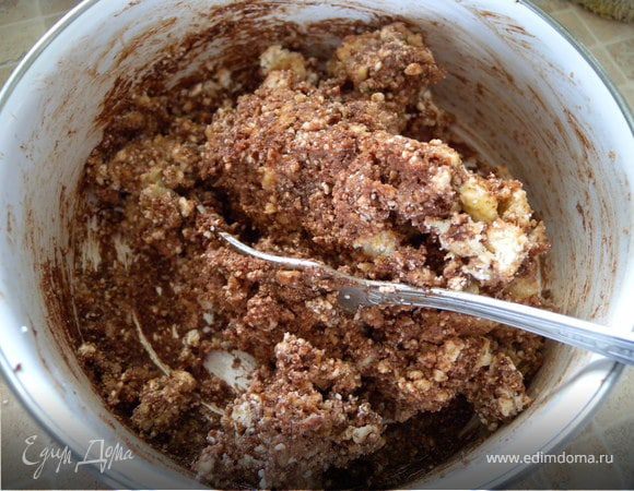 3. Высыпать в горячую шоколадную массу творог и перемешать ложкой.