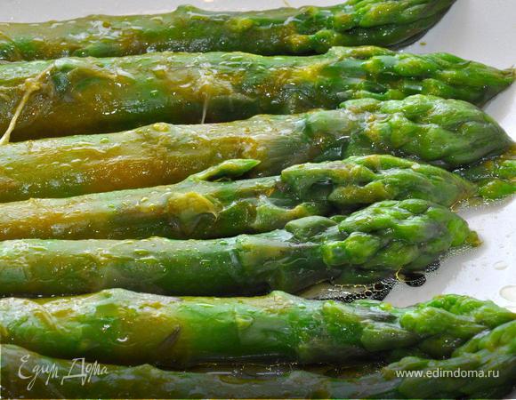 Чтобы спаржа осталась немного хрустящей, ее надо вынуть из кипятка и сразу же опустить в ледяную воду, для этого налейте в миску холодной воды и положите две горсти кубиков льда. Охладить спаржу, вынуть, промокнуть полотенцем, после чего полить оливковым маслом и соком лимона.