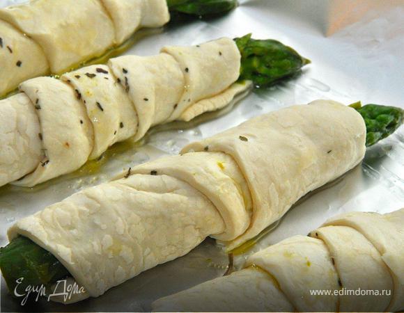 Теперь аккуратно обернем черенки в тесто, оставив кончики спаржи с обеих сторон. Разложим на противне (на фольгу или бумагу для выпечки). Смажем сверху оливковым маслом и немного посыпим сухим базиликом. Спаржа готова к выпеканию. Спросите почему «пизанская», если поставить готовую спаржу в тесте вертикально, она немного похожа на Пизанскую Башню.