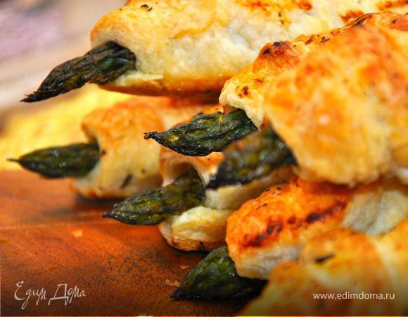 Отправляем противень в духовку на 200гр минут на 20-25, пока тесто не подрумянится, а кухня не наполнится ароматом свежей выпечки и пряных трав. Снимаем нашу спаржу и перекладываем на дощечку немного остыть.