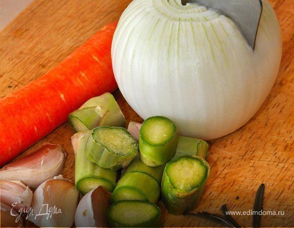 Теперь быстро сделаем соус для нашей спаржи. Нам понадобится белая луковица, морковь, несколько зубчиков чеснока, корешки от спаржи и специи. Овощи нарезать мелкими кубиками, в сотейнике разогреть оливковое масло, добавить сухие специи, затем овощи, обжарить минут 5, постоянно перемешивая. Теперь добавить немного кипятка, потушить еще минут 5, после чего отправить все в блендер и пробить в однородную массу, а можно оставить немного кусочков в соусе.