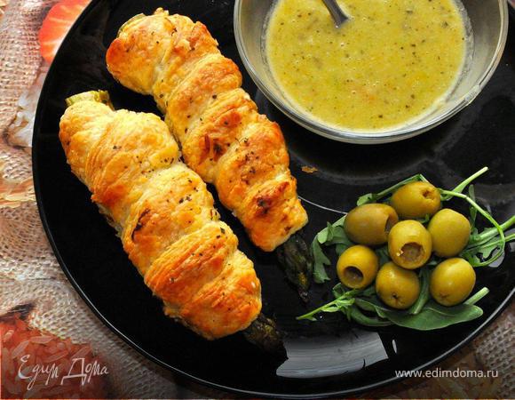 Подаем нашу Пизанскую спаржу с соусом, рукколой и оливками. Это очень вкусно! Просто обмакните спаржу в соус и наслаждайтесь вкусом!