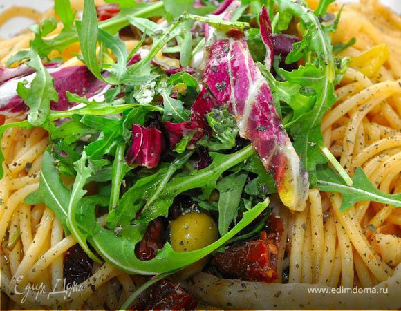 Подаем пасту,  украсив сверху смесью тосканских салатов, посыпав перцем и базиликом и небольшим количеством оливкового масла холодного отжима. Это потрясающе вкусно, поверьте! Паста легкая, ароматная с большой палитрой вкусов. Уверен, Вам понравится! Поститесь приятно! 