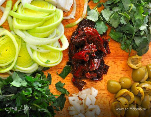 Теперь оливковая паста! Отварим спагетти аль денте и откинем на дуршлаг. Для соуса мелко нарубите чеснок, вяленые томаты, оливки, чили, зелень, порей и фенхель. На сковороде разогрейте хорошее оливковое масло, добавьте специи, затем томаты, чили и чеснок. Через пару минут порей, фенхель и оливки. Продолжаем готовить, постоянно встряхивая сковородку, теперь добавим соль, перец, зелень, цедру и сок половины лимона. Опять встряхиваем и выкладываем в соус спагетти. Все тщательно перемешиваем и прогреваем 2-3 минуты на слабом огне. Спагетти готовы.