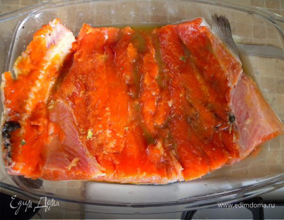 Рыбу маринуем. Маринад: протереть розмарин в ступке, добавить тертый на терке имбирь, оливковое масло (желательно холодного отжима) и соевый соус...