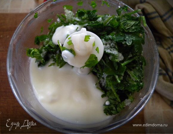 Готовим мороженое. Измельчаем в блендере петрушку (предварительно промыть и хорошо промокнуть) с небольшим количеством йогурта...