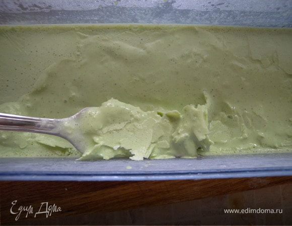 Добавить остальной йогурт и сливки. Перелить в контейнер для замораживания и отправить в морозилку. Время от времени нужно разрушать кристаллы льда, чтобы оно замерзало равномерно...