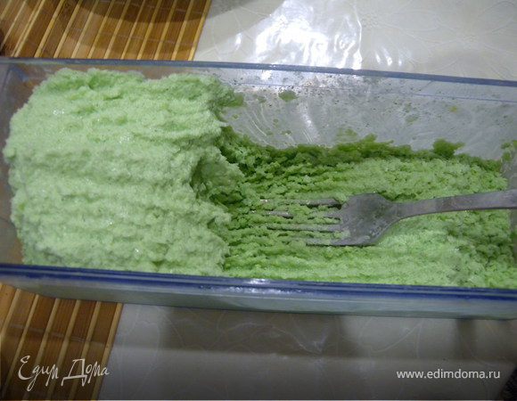 ... При подаче шарики мороженого формируем горячей ложкой...