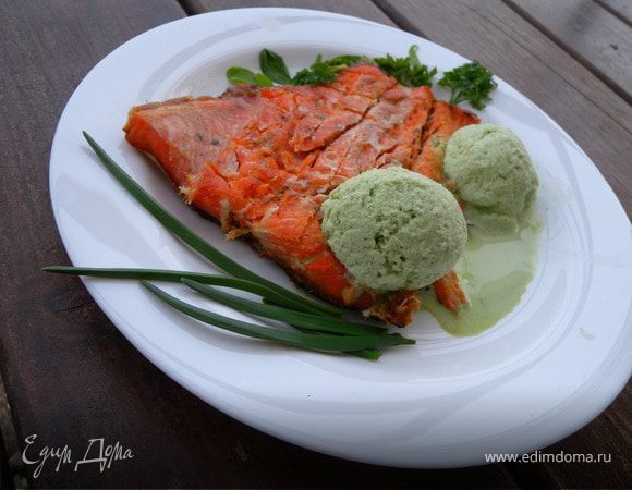 Итак, семга наша уже заГРИЛася и мы готовы ее снямкать... Берем немного зелени (перья лука,чеснока...) выкладываем на тарелку. Кладем горячий кусок рыбы и поверх выкладываем пару шариков ледяного мороженного...МММ... 