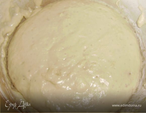 Готовим тесто: Для начала подогреем молоко, разведем в нем дрожжи, добавим щепотку соли, растопленное сливочное масло и яйцо...очень хорошо перемешаем и начинаем постепенно добавлять муку.. при этом постоянно мешая... Вообщем тесто мы замесили... накрываем его полотенчиком и оставляем на полтора часа "отдыхать"...