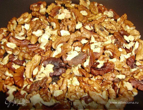 Теперь примемся за начинку: Орешки перебрать и обжарить на сухой сковороде 3-5 минут , но главное чтобы они не подгорели...