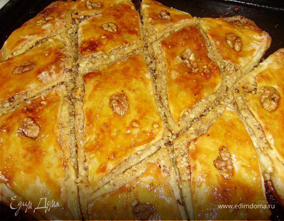 Разогреваем духовку до 190С и ставим нашу пахлаву...на 25 минут.. В это время берем мед и в кастрюлке на бельшом огне растапливаем его...Через 25 минут вытаскиваем нашу пахлаву и заливаем медом и снова ставим в духовку на 15 минут....И все.. Готово.. Приятного аппетита... Ну просто пальчики оближешь!!!