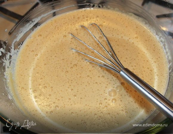 На паровую баню ставим огнеупорную миску.Выливаем желтки,добавляем сахар и взбиваем венчиком.После того как желтки слегка загустеют выливаем сливки,не переставая взбивать.Кофе процеживаем и даём немного остыть.После чего тонкой струйкой выливаем в сливочно-желтковую массу.Продолжаем периодически взбивая венчиком варить на паровой бане.У меня весь процесс занял минут 20.При этом я смело оставляла крем на 2-3 мнн.