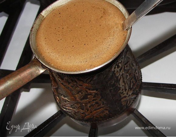 Варим крепкий кофе на молоке.