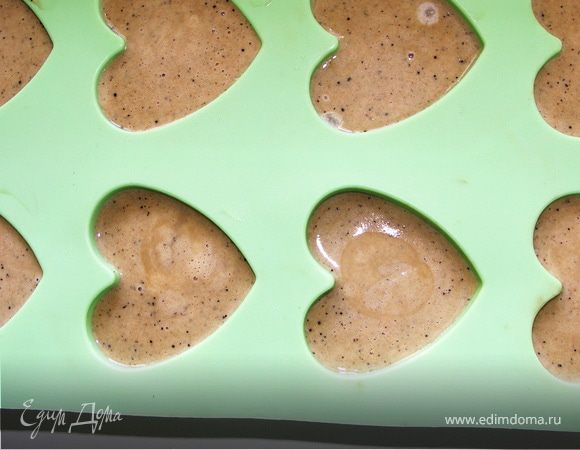 После того как крем загустеет до состояния жидкой сметаны,выключаем огонь и даём остыть до комнатной Т.Дальше у нас есть выбор..1.Если десерт нам понадобится через 3-4 часа..мы выливаем крем в небольшие формочки и отправляем в морозилку.