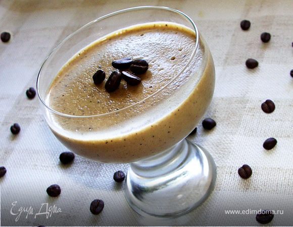 2.Если мы делаем десерт впрок(к выходным к примеру),то можно вылить в большую форму,отправить в морозилку и каждые пол часа перемешивать лопаткой или венчиком мороженое.Раз 5-6.Потом про него можно забыть,не забыв при этом закрыть контейнер крышкой.Перед подачей на стол достаньте за пол часа из морозилки и переместите в холодильник.3.Ну и последний вариант подойдёт тем у кого есть не менее 10-12 часов и нет желания кушать мороженое.Просто разлейте крем по креманкам и уберите в холодильник на самую прохладную полку на 10 и более часов.Получится густой и очень вкусный крем-капучино:))