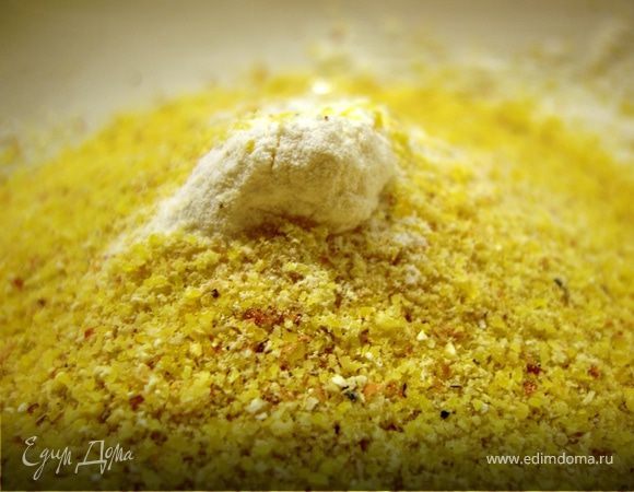 Просеянную пшеничную муку смешать с кукурузной. 