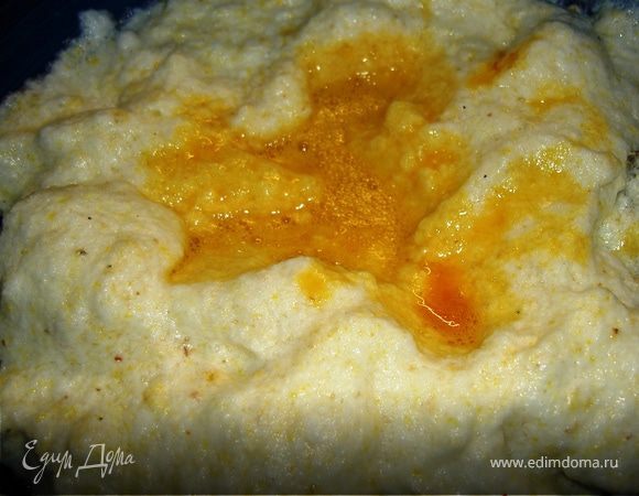 Добавить желтковую массу и аккуратно перемешать.