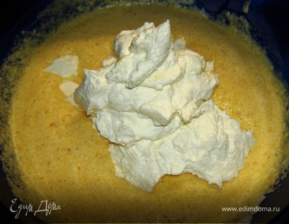 Соединить с творожной массой и как следует перемешать.