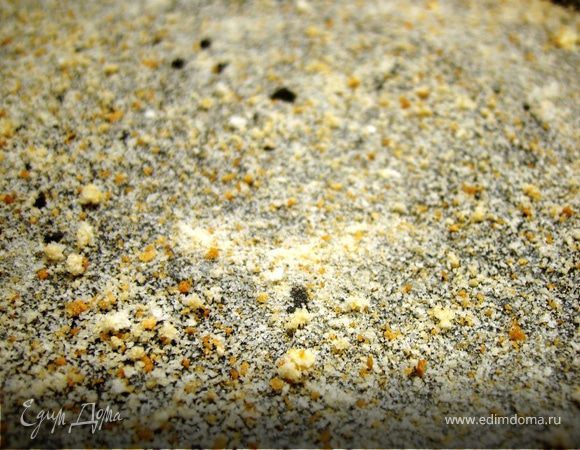 Смазанную сливочным маслом форму посыпать сухарями и выложить в неё творожную массу.