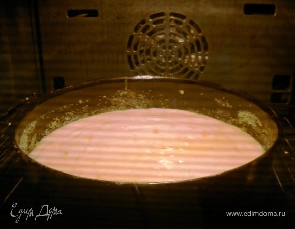 Выпекать в духовке нагретой до 200С в течение 40-45 минут до образования золотистой корочки. Если покажется, что корочка "уже", а выпекать еще минут десять, прикройте пирог фольгой.