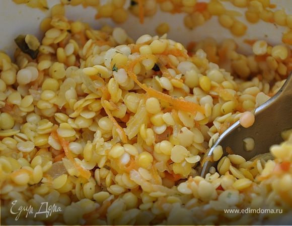 Чечевицу замочить на ночь. Прокрутить через мясорубку. Морковь натереть на мелкой терке, лук измельчить. Все потушить на оливковом масле и добавить к перекрученной чечевице. Посолить, поперчить.