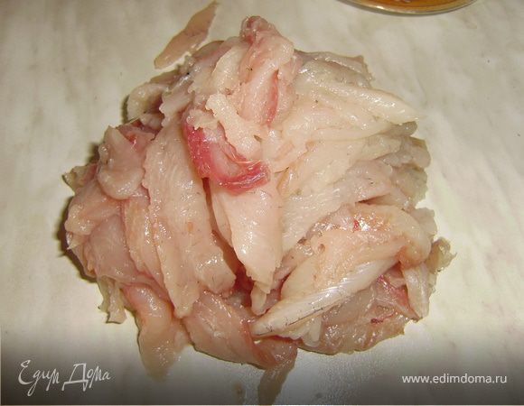потрошим..чистим..снимаем кожу (делаем надрез вдоль головы и снимаем кожу)...отделяем филе от костей..