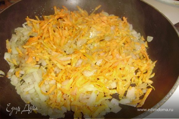 Мелко режем лук, на мелкой терке морковку... и на растительном масле пассируем до золотистого цвета лука..